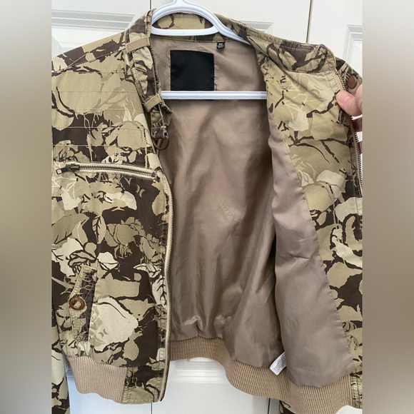 Medium Ladies Hurley Jacket. Tan, beige, brown, flowers, leaves - Picture 4 of 4